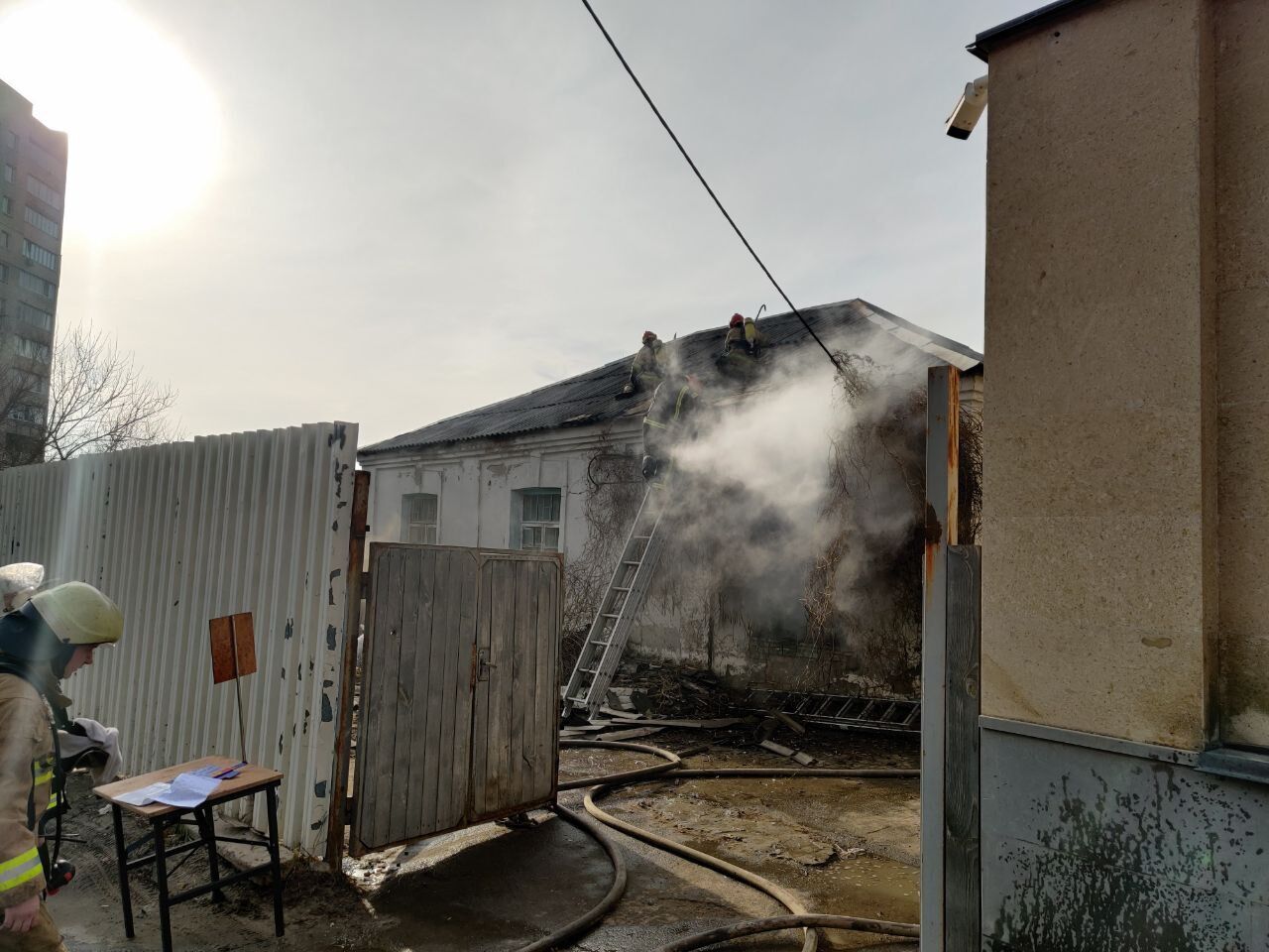 м. Київ: вогнеборці ліквідували пожежу в приватному житловому будинку