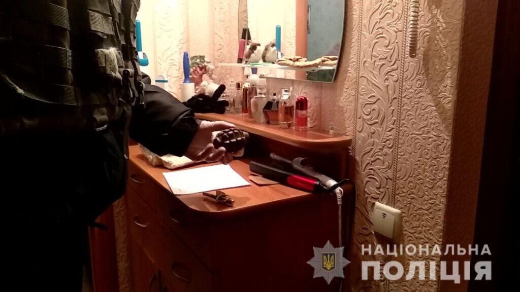 У Краматорську поліцейські затримали чоловіка, який погрожував підірвати жінку з дитиною