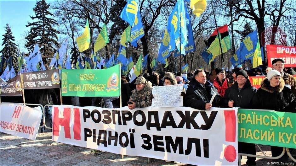  На акції протесту проти земреформи виходять під партійними прапорами Фото: DW/O. Sawytsky