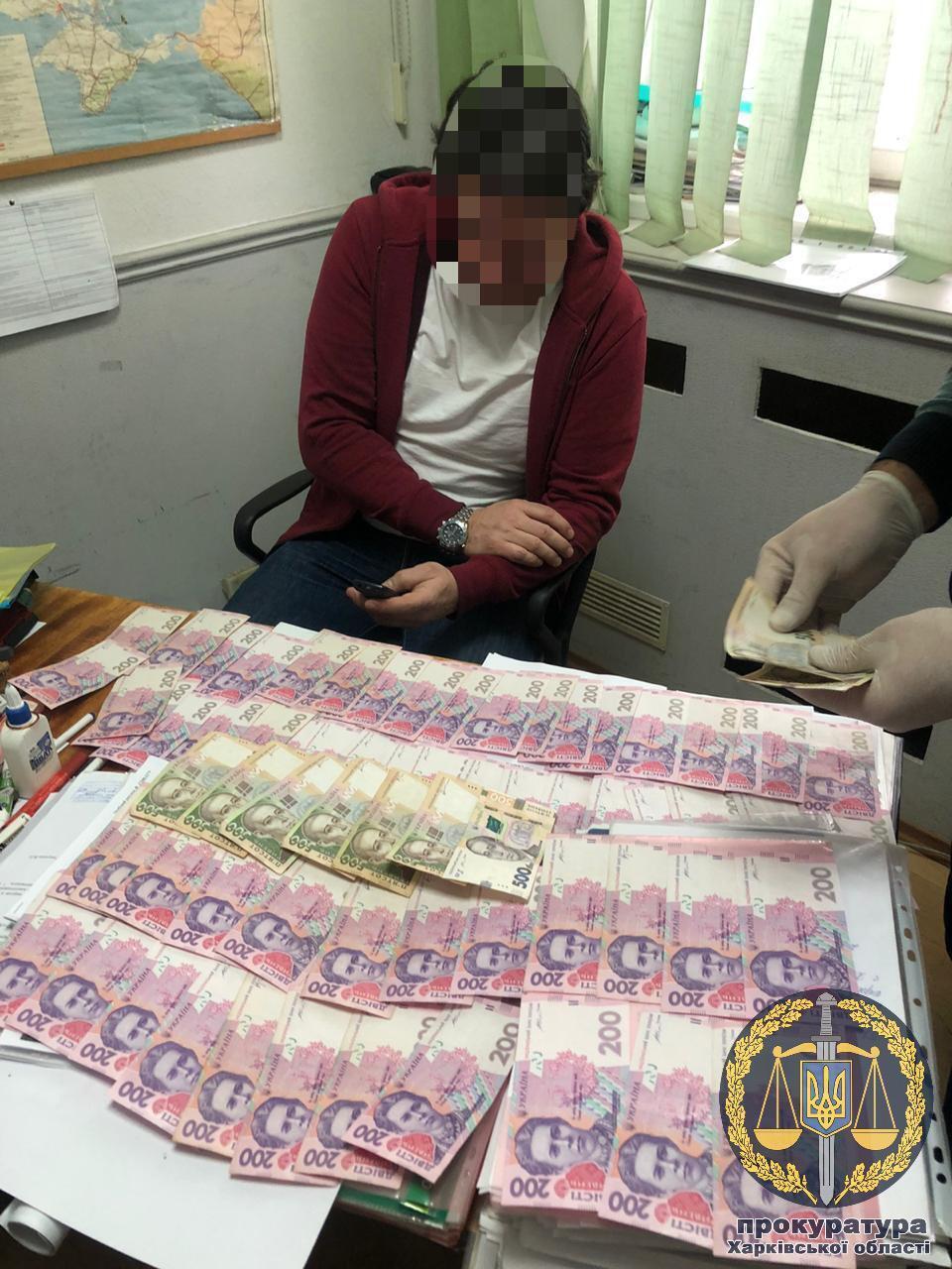 55 000 гривень хабара за відключення квартири від централізованого опалення та встановлення автономного: у Харкові затримали провідного інженера КП