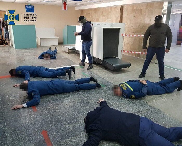 Таможенников аэропорта “Херсон” уличили в систематическом взяточничестве