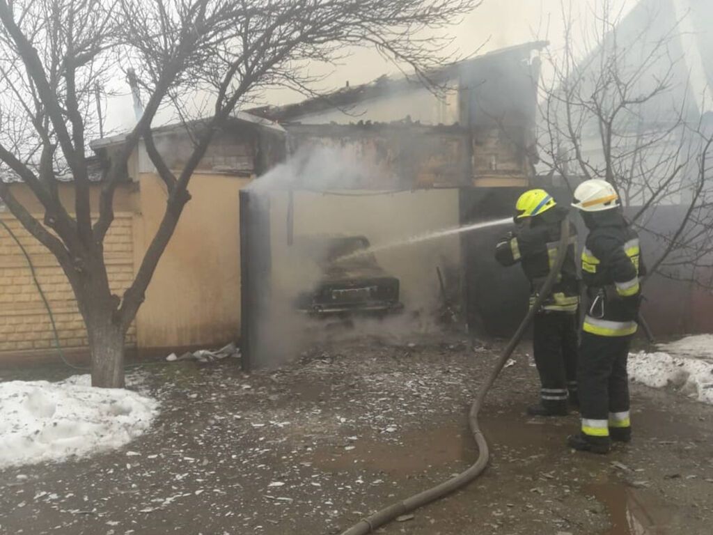 м. Дніпро: внаслідок пожежі в гаражі постраждав чоловік (ВІДЕО)