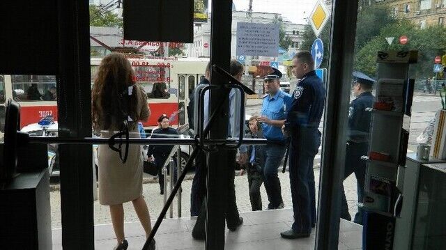 Рейдеры готовятся штурмовать фотостудию ''Папарацци''. Владельцы забаррикадировались внутри
