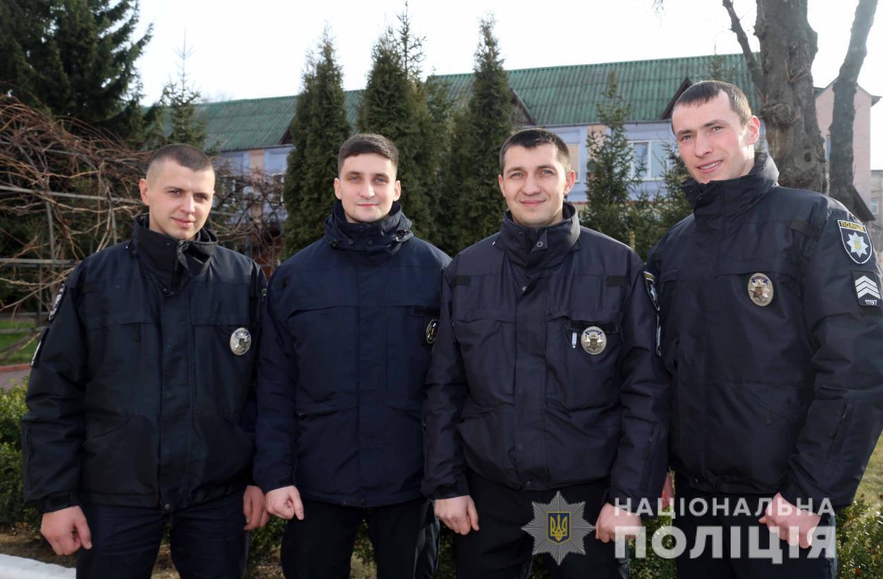 Керівник поліції Вінниччини Юрій Педос відзначив подяками патрульних поліцейських, які врятували жінку