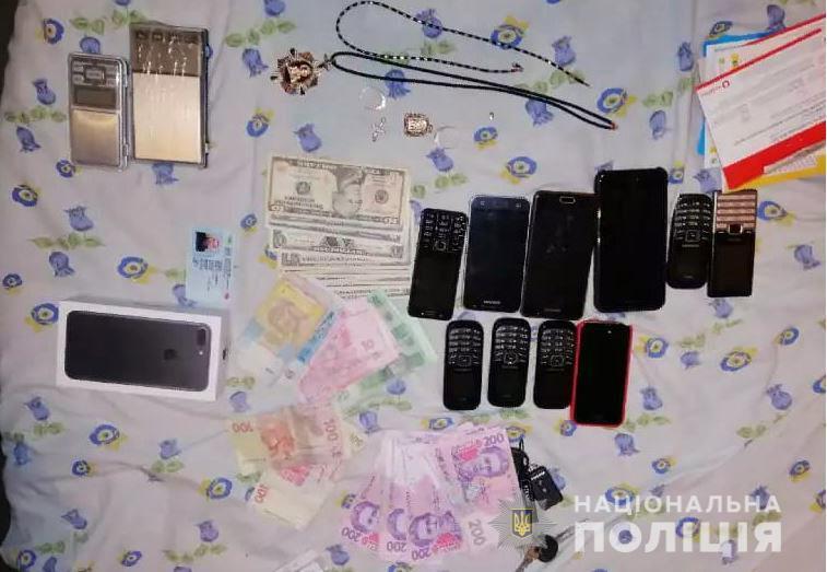 У Херсоні поліцейські затримали злочинну групу наркодилерів