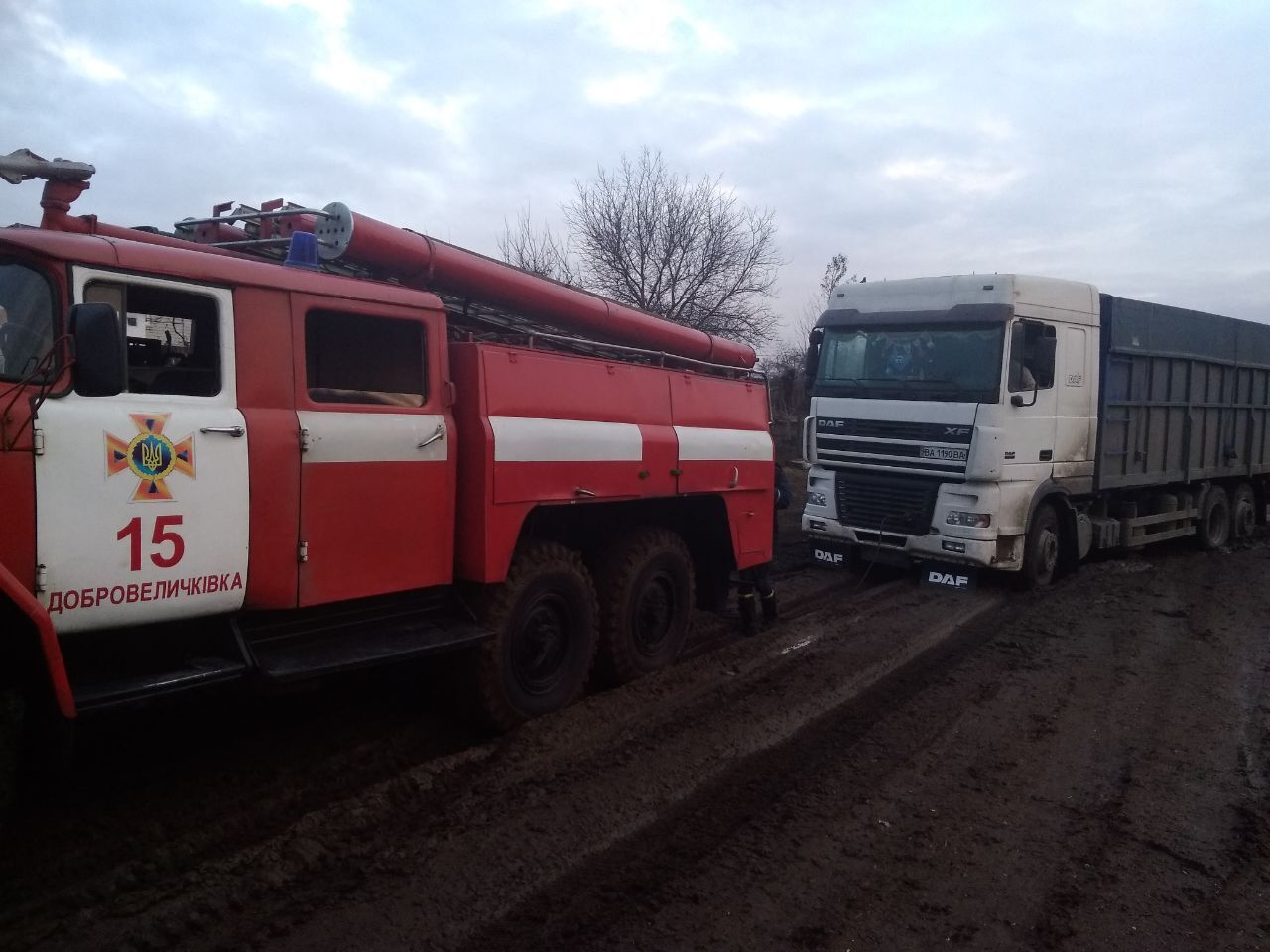 На Кіровоградщині рятувальники надали допомогу водіям 2-х автомобілів на складних ділянках доріг