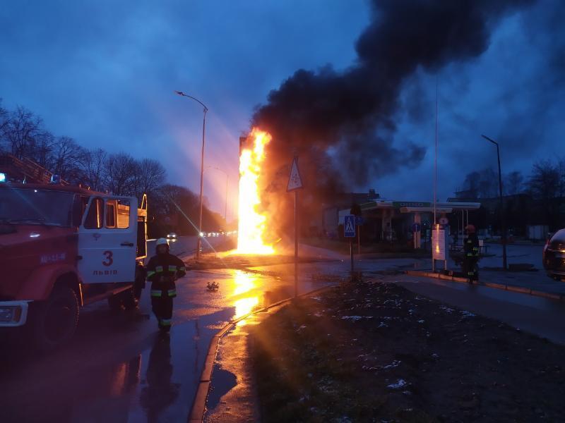 Львів: вогнеборці ліквідували пожежу на території заправки