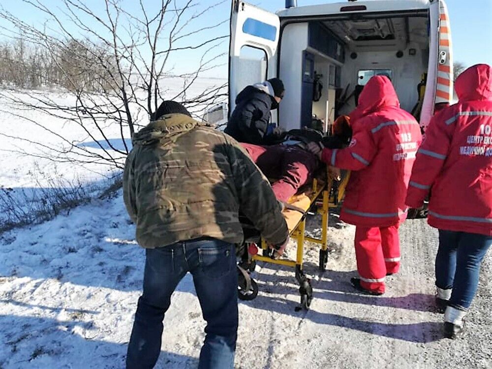 Миколаївська область: рятувальники деблокували чоловіка, якого затисло в салоні автомобіля внаслідок дорожньо-транспортної пригоди