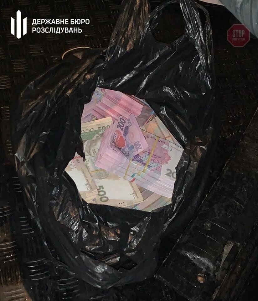 Хабар у 2,5 млн гривень: ДБР затримало посадовця секретаріату Кабміну (фото)