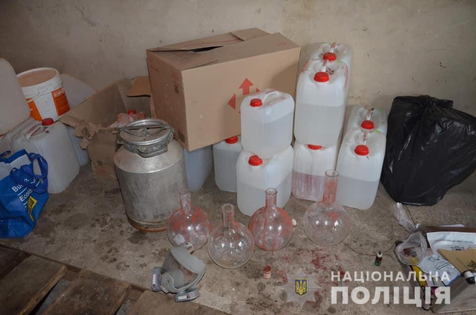 Прикарпатські правоохоронці ліквідували нарколабораторію та затримала її організатора