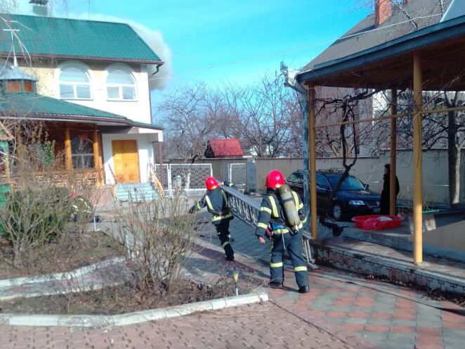Миколаївська область: вогнеборці загасили пожежу покрівлі житлового будинку