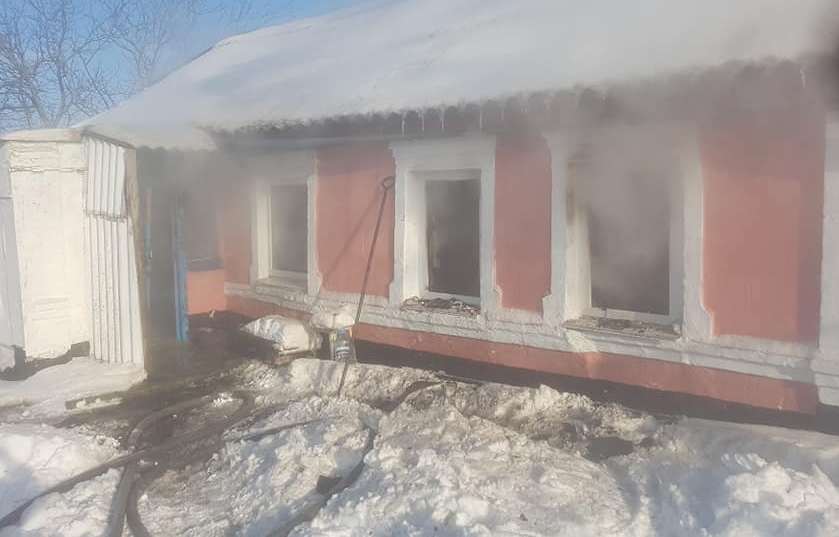 Донеччина: під час гасіння пожежі вогнеборці врятували жінку