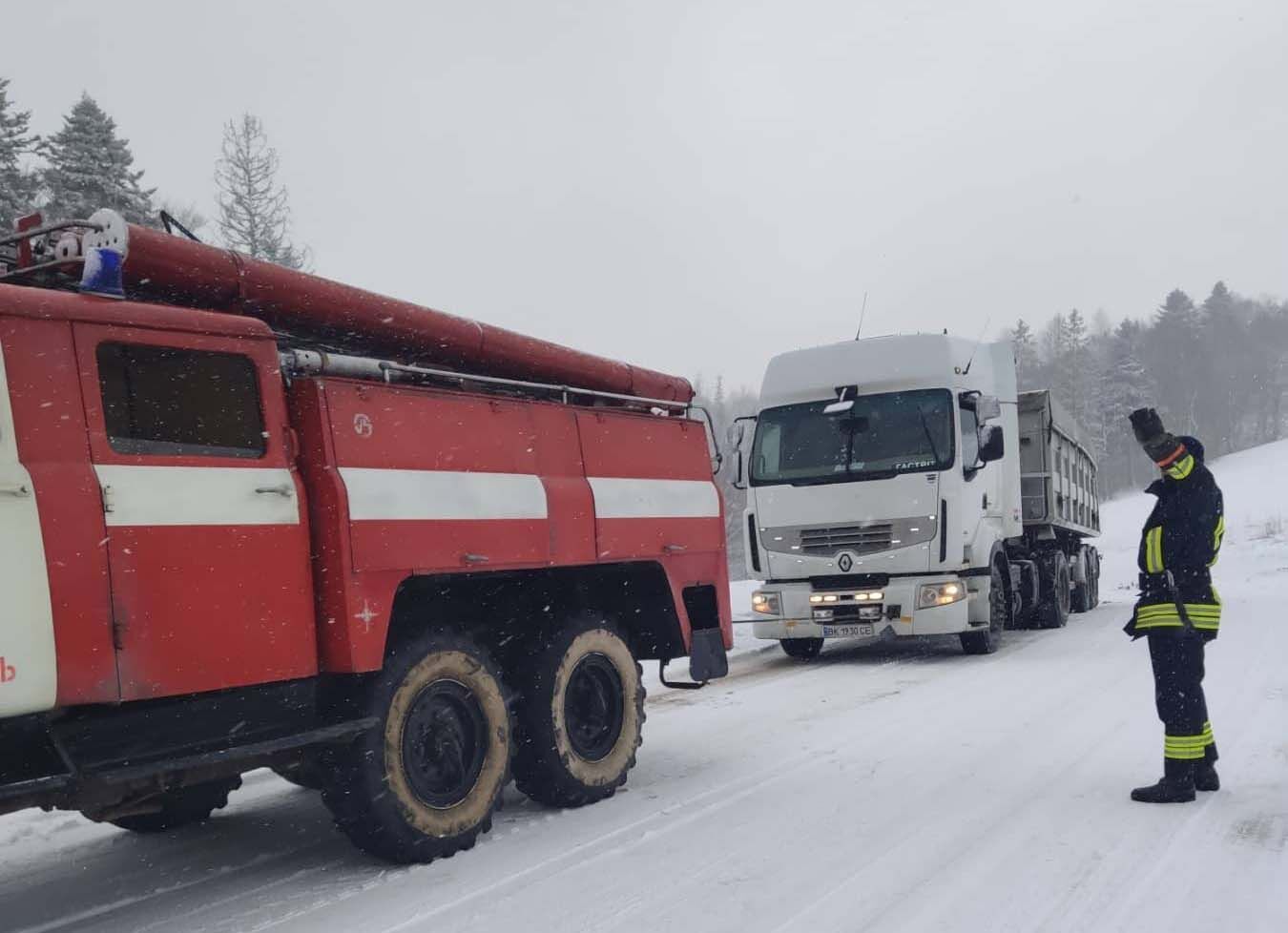 Закарпатські рятувальники ліквідовували наслідки негоди