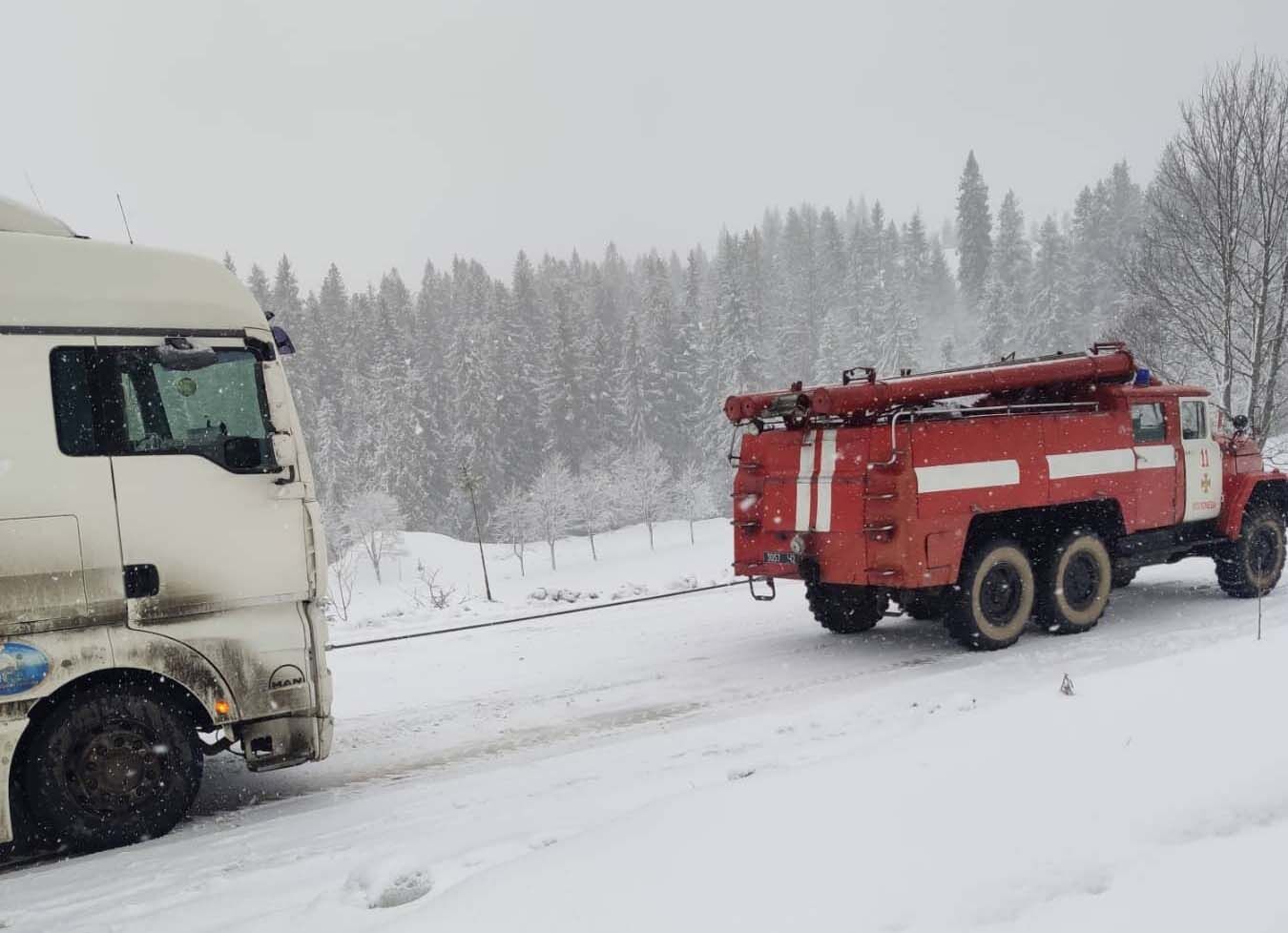 Закарпатські рятувальники ліквідовували наслідки негоди