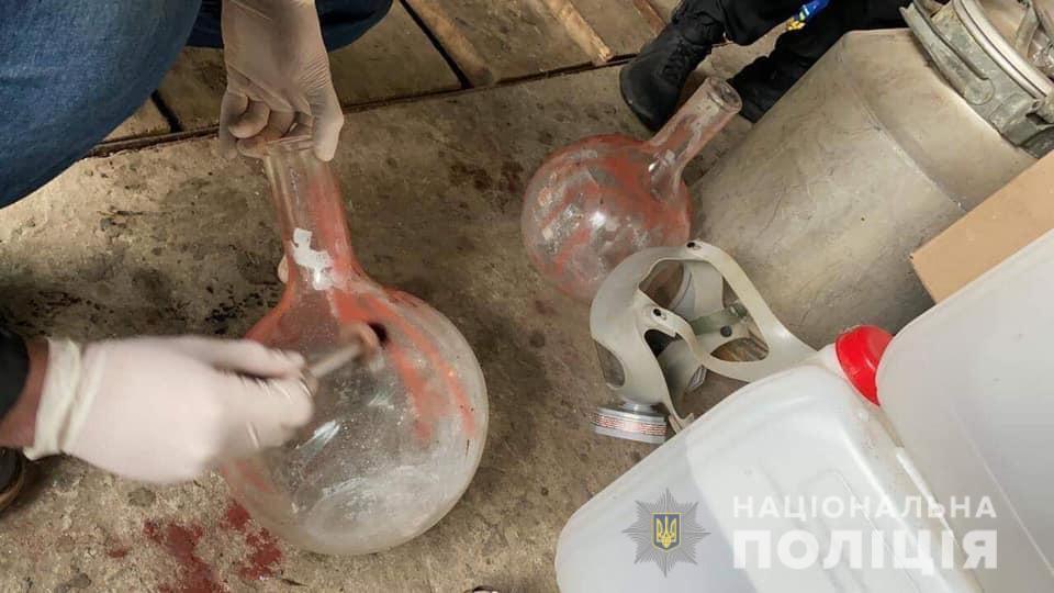 Прикарпатські правоохоронці ліквідували нарколабораторію та затримала її організатора