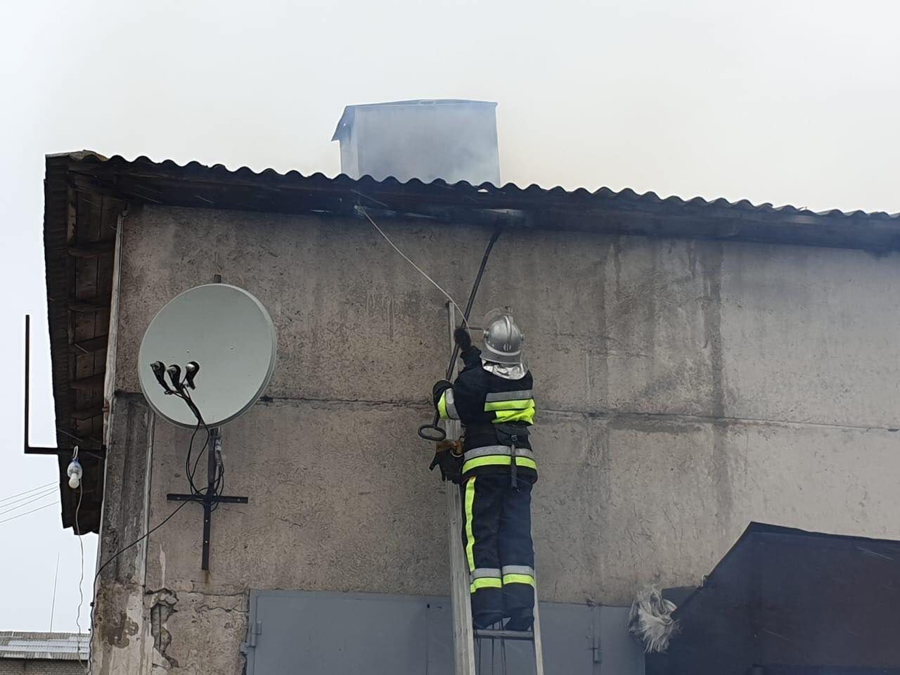 Миколаївська область: вогнеборці загасили пожежу на даху котельної центральної районної лікарні