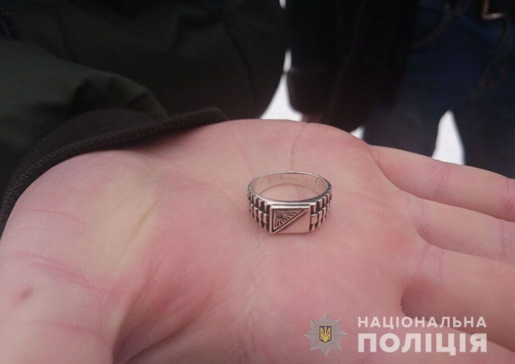 Покровські оперативники затримали зловмисника, який упродовж дня пограбував жінку та напав на чоловіка