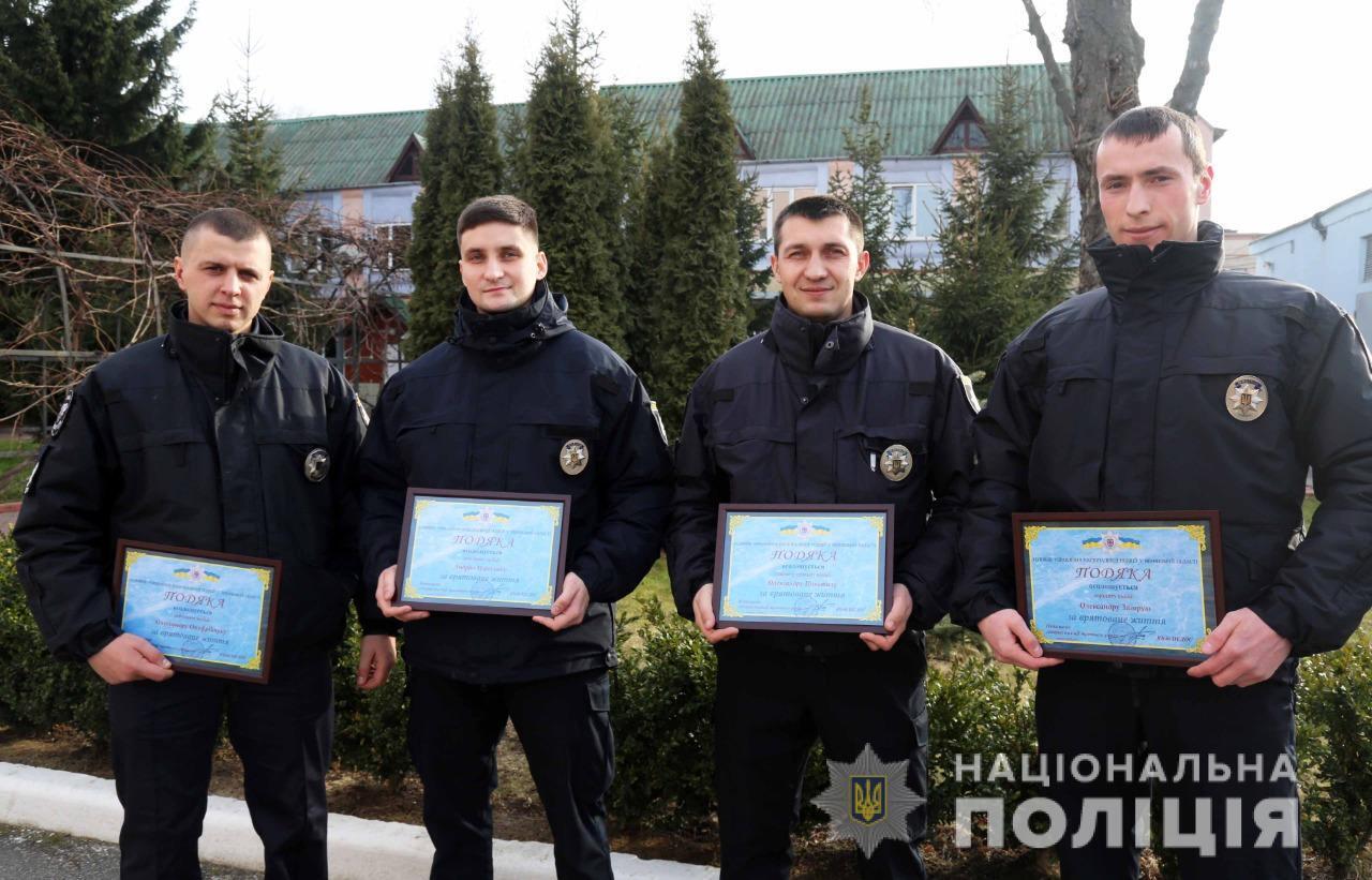 Керівник поліції Вінниччини Юрій Педос відзначив подяками патрульних поліцейських, які врятували жінку