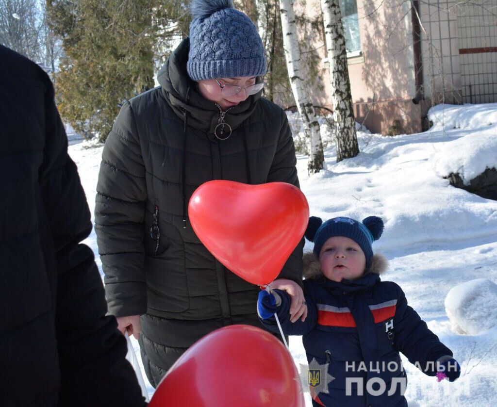 Поліцейські та лігівці вітали мешканців Волновахи із Днем закоханих