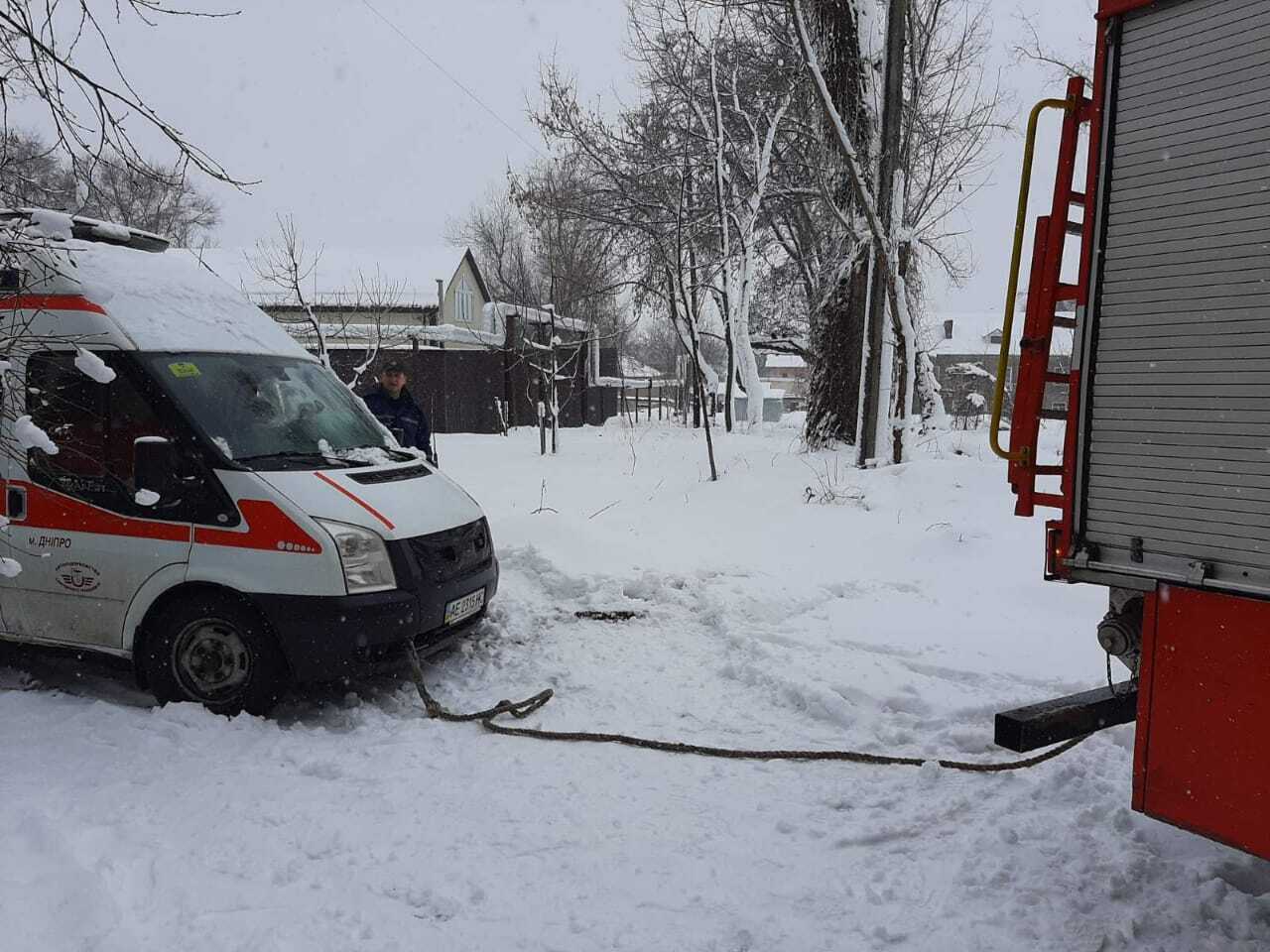У Дніпрі рятувальники витягли зі снігового замету карету швидкої допомоги