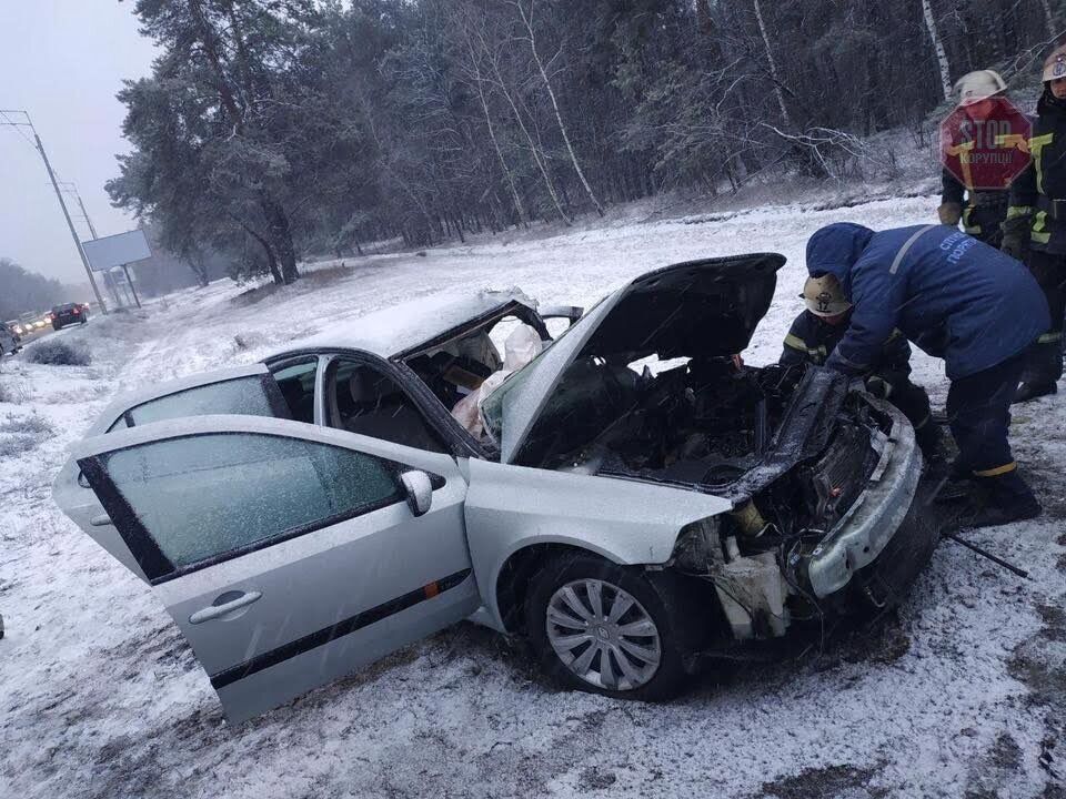 У Києві зіткнулись два авто: один водій загинув, другий травмований (фото)