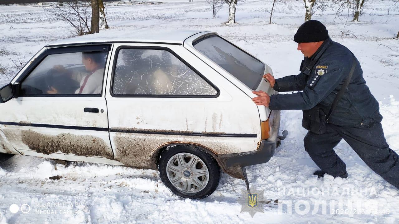 На дорогах Одещини поліцейські визволили зі снігового полону близько сімдесяти транспортних засобів