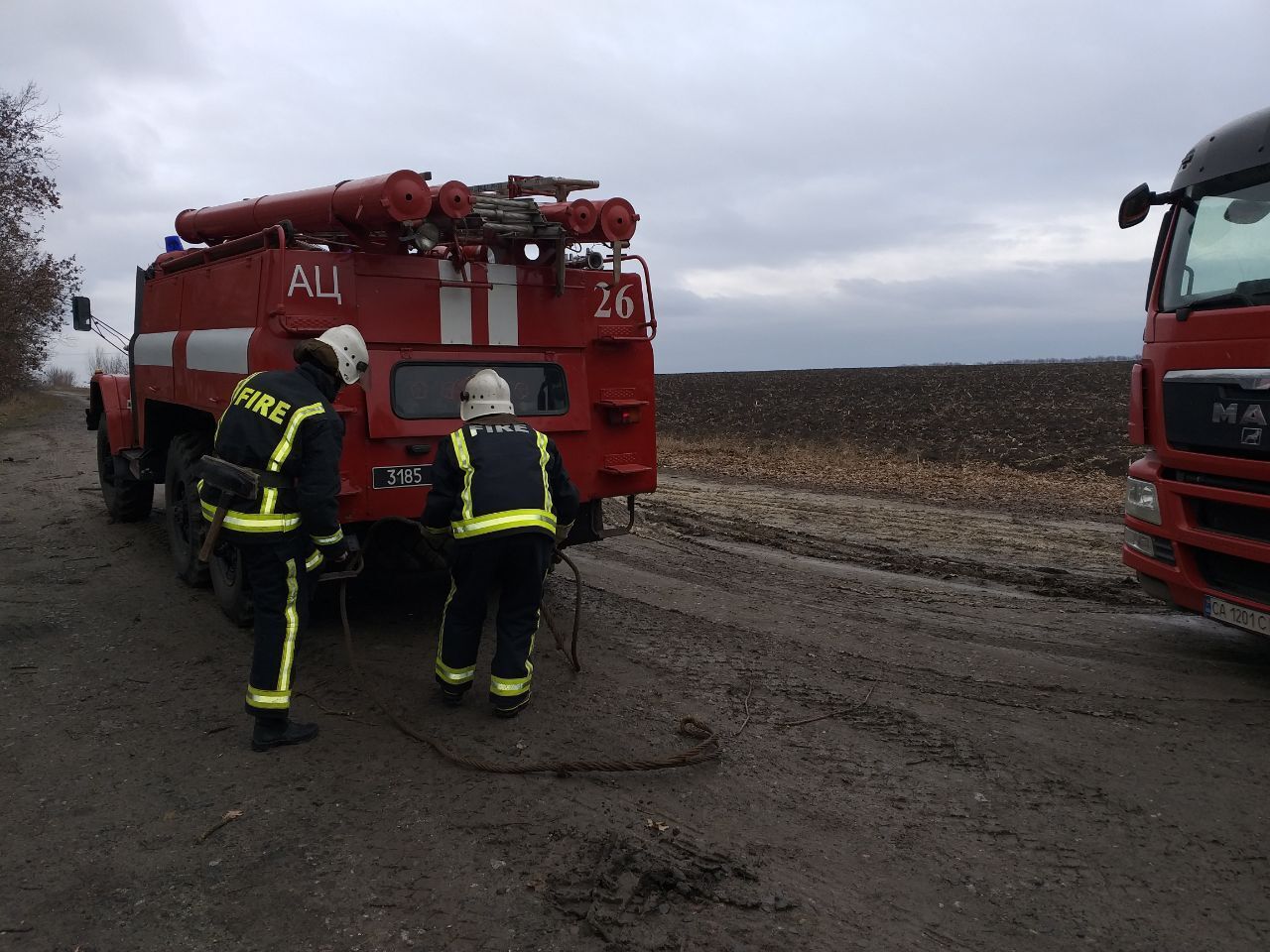 На Кіровоградщині рятувальники надали допомогу водіям 2-х автомобілів на складних ділянках доріг