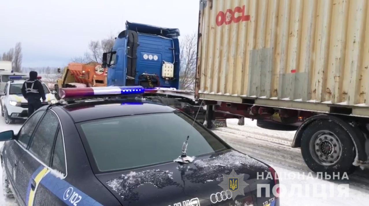 На дорогах Одещини поліцейські визволили зі снігового полону близько сімдесяти транспортних засобів