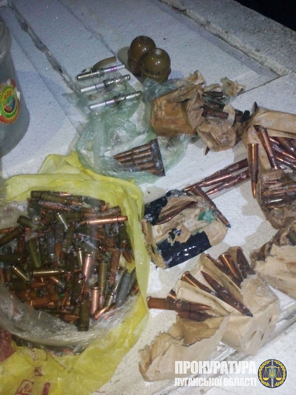На Луганщині у прифронтовому місті затримали чоловіка під час збуту вогнепальної зброї, боєприпасів та наркотичних засобів (ФОТО)