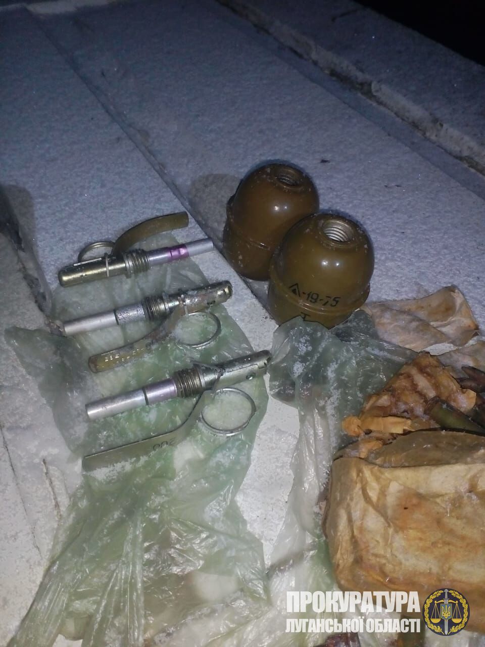 На Луганщині у прифронтовому місті затримали чоловіка під час збуту вогнепальної зброї, боєприпасів та наркотичних засобів (ФОТО)