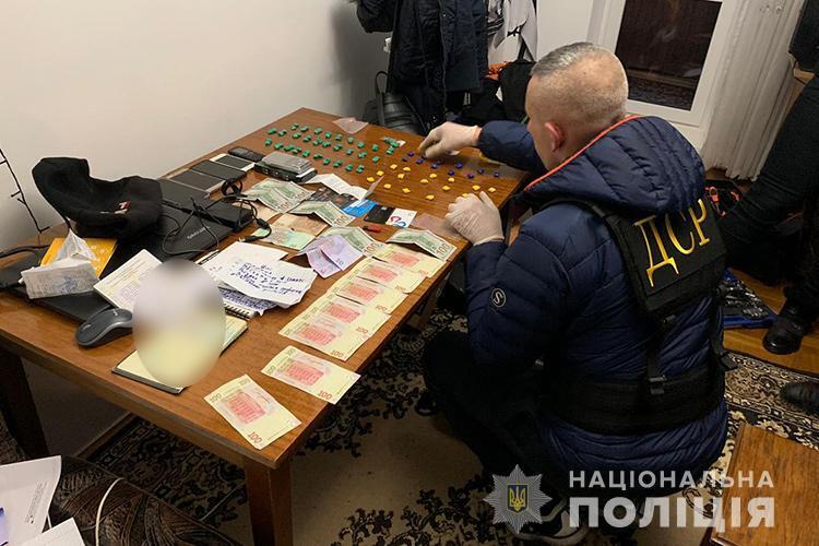 Працівники департаменту стратегічних розслідувань затримали злочинну групу, яка збувала наркотики по Україні