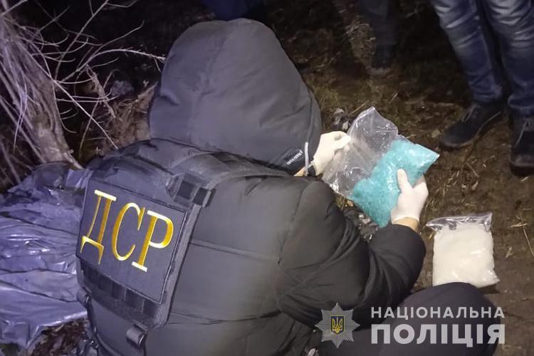 Працівники департаменту стратегічних розслідувань затримали злочинну групу, яка збувала наркотики по Україні