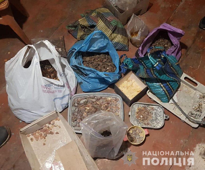 На Рівненщині поліцейські  припинили діяльність двох підпільних цехів з обробки бурштину