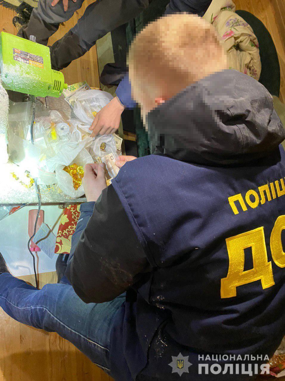 На Рівненщині поліцейські  припинили діяльність двох підпільних цехів з обробки бурштину