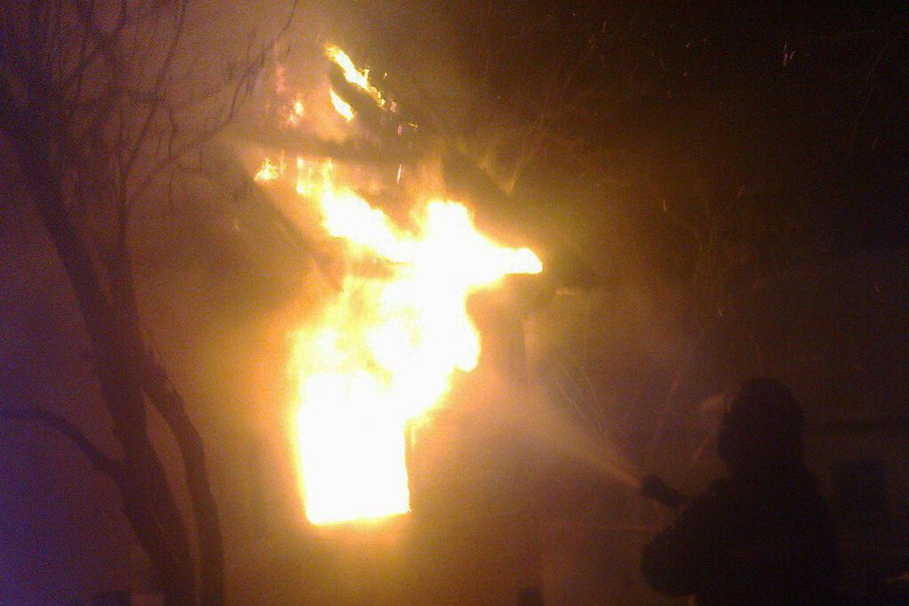 Хмельниччина: рятувальники ліквідували пожежу літньої кухні, не допустивши поширення вогню на поруч розташований житловий будинок