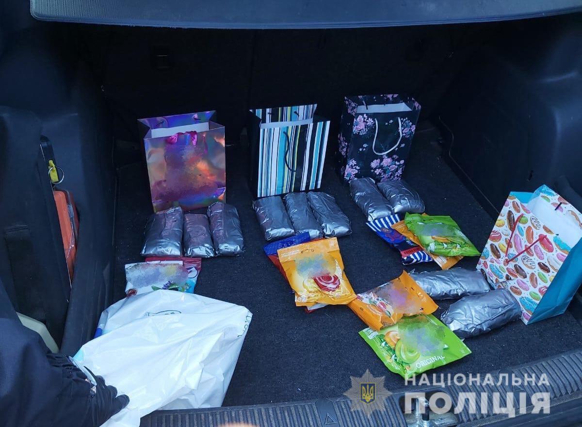 На Закарпатті поліцейські затримали іноземця з понад 2 кілограмами психотропних речовин