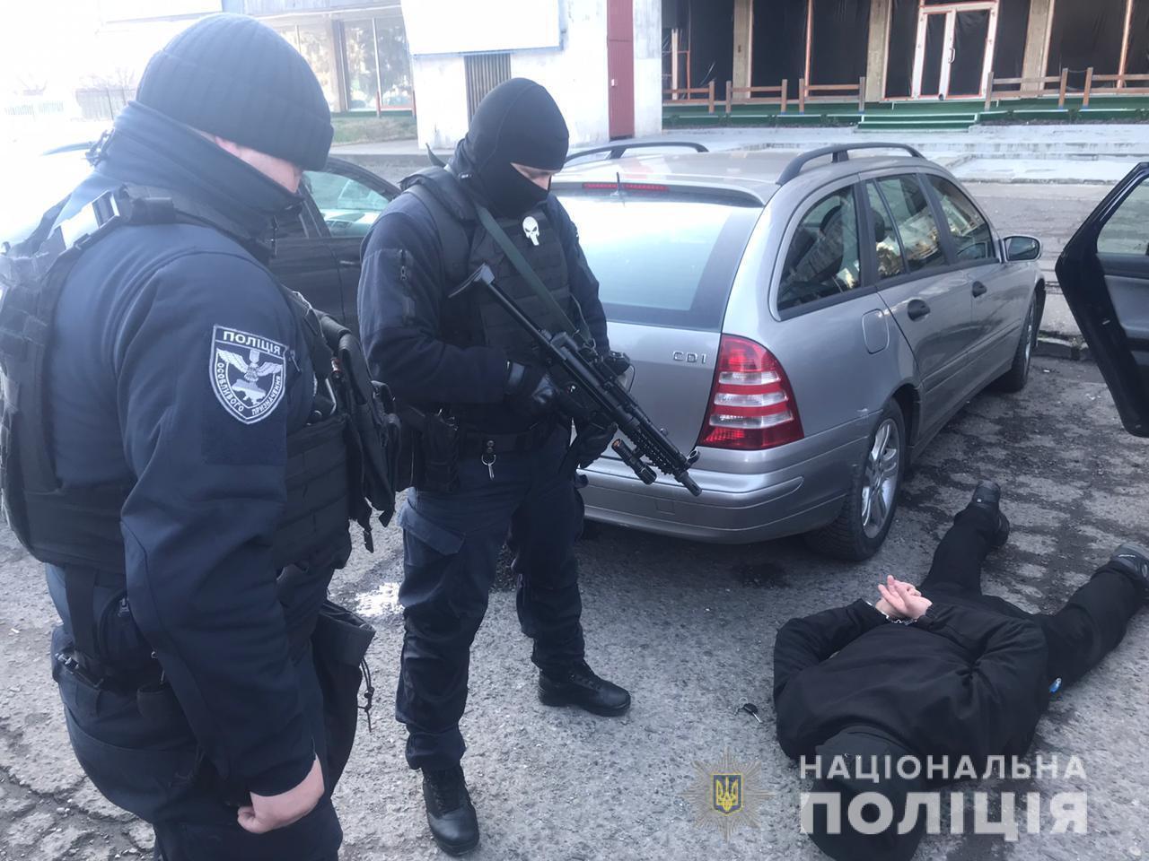 На Закарпатті поліцейські затримали іноземця з понад 2 кілограмами психотропних речовин
