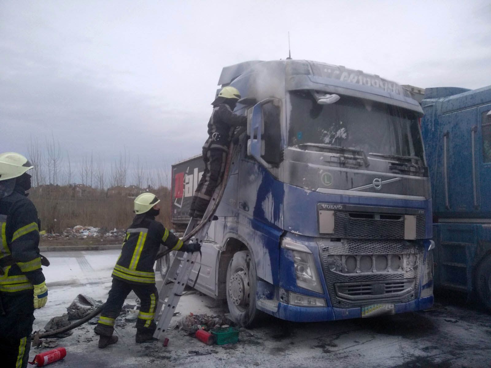 Київська область: внаслідок пожежі власник автомобіля отримав опіки