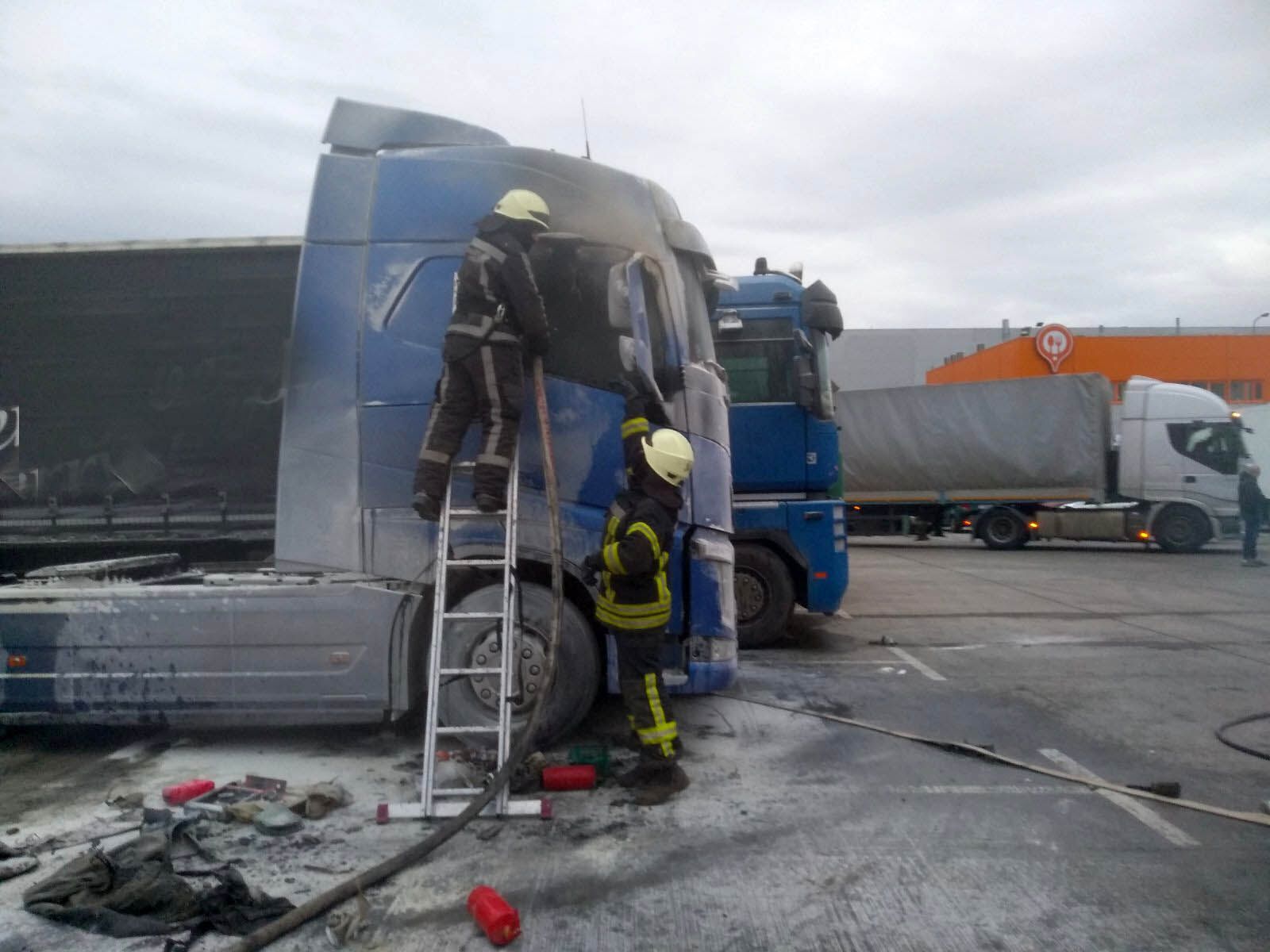 Київська область: внаслідок пожежі власник автомобіля отримав опіки