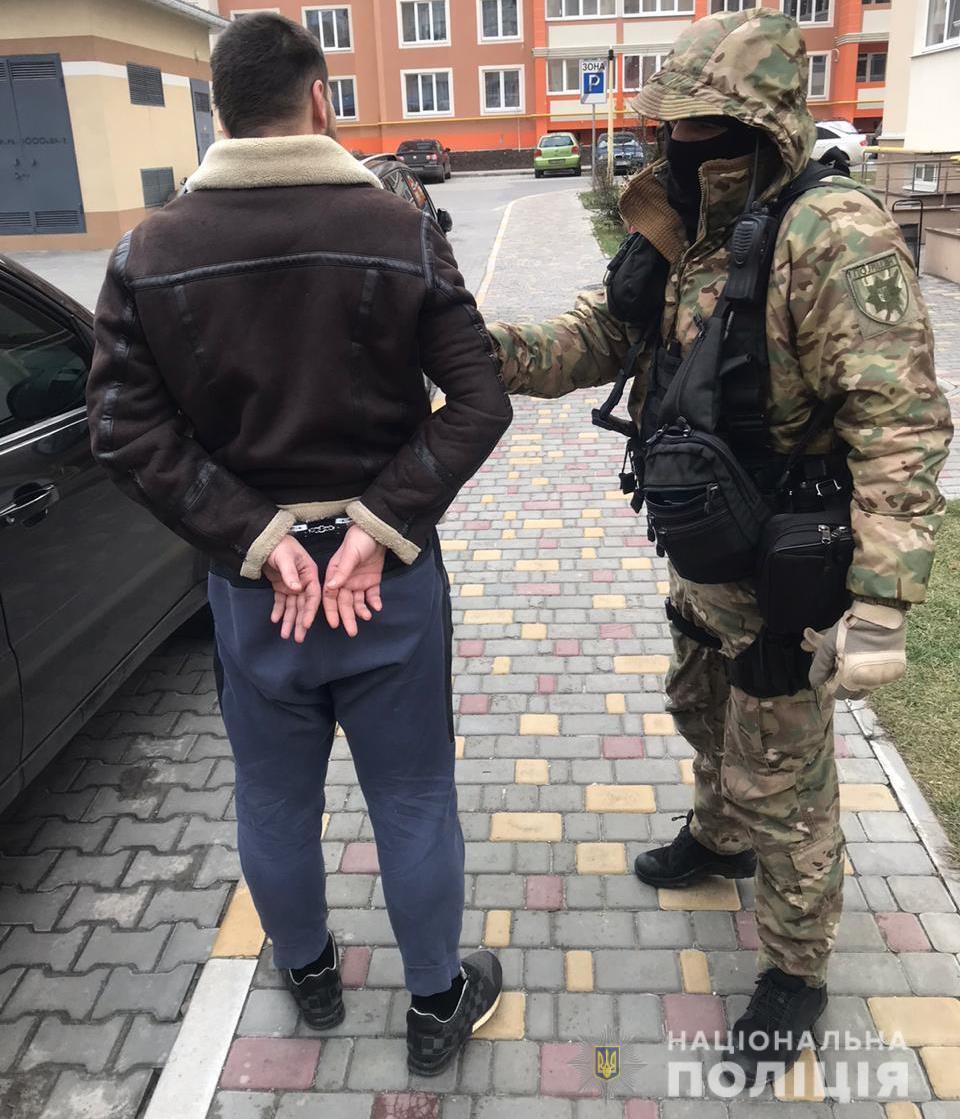 Поліція Київщини затримала злочинну групу, яка займалась збутом наркотиків через канал у месенджері