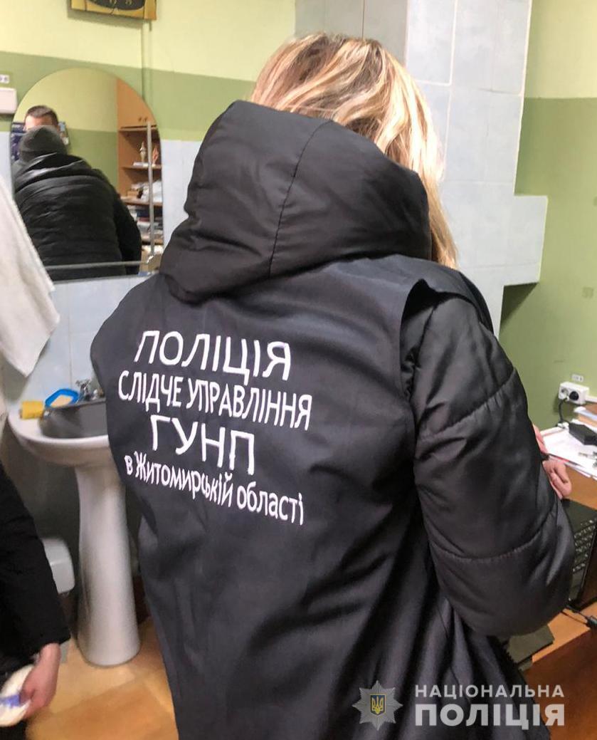 На Житомирщині поліцейські затримали лікаря за вимагання хабара в учасника бойових дій