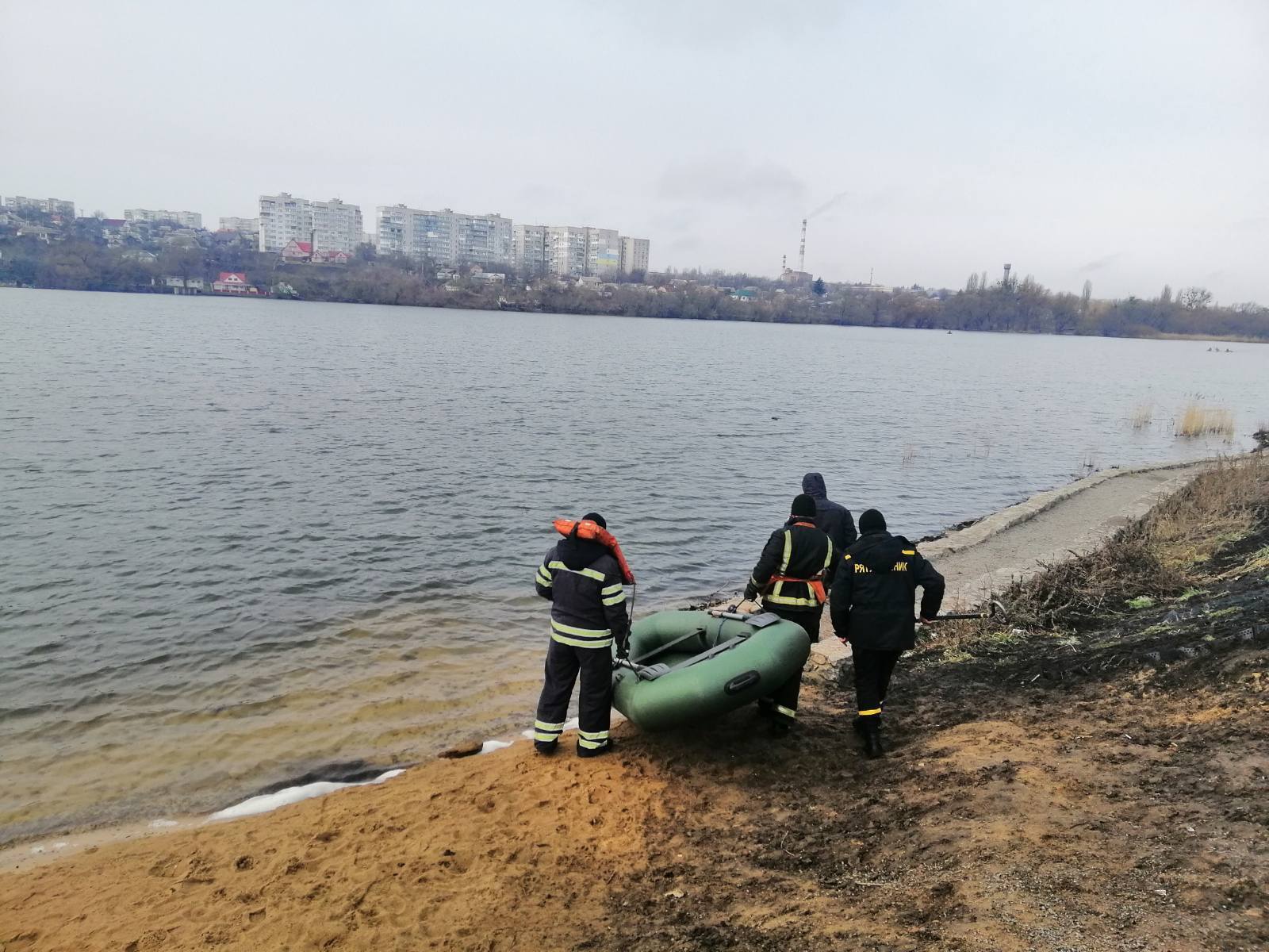 Черкаська область: рятувальники дістали з води тіло чоловіка