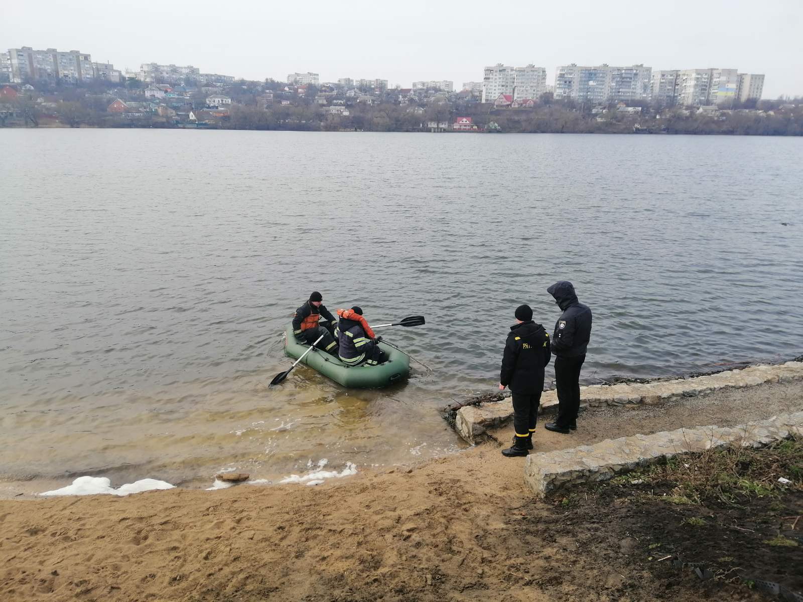 Черкаська область: рятувальники дістали з води тіло чоловіка
