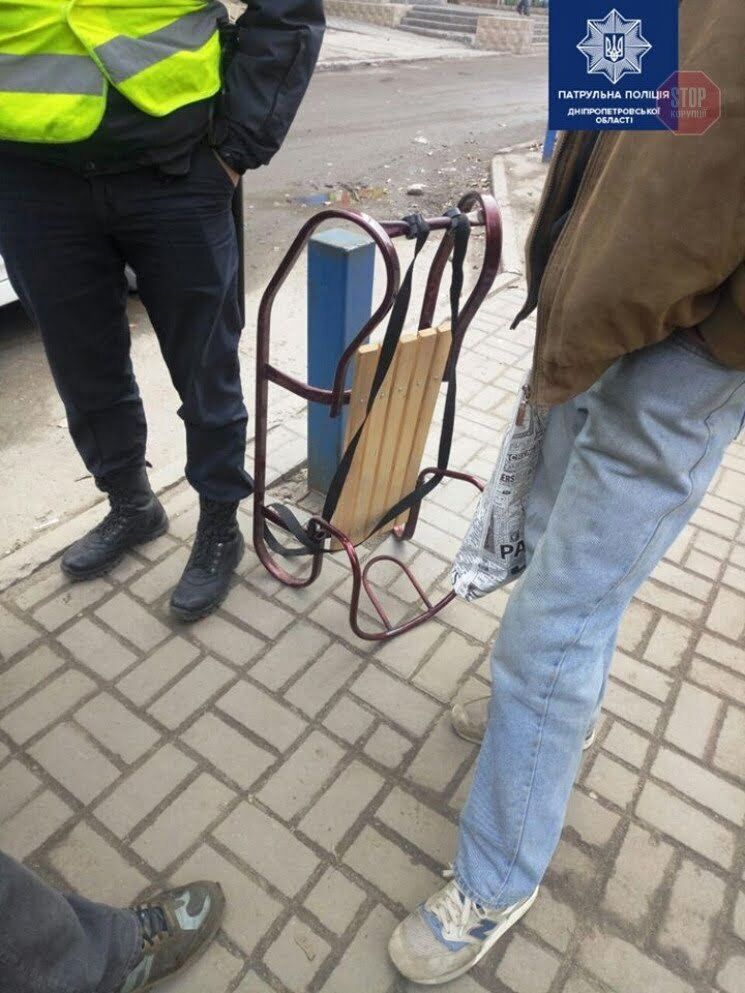 У Дніпрі двоє збувачів крадених санчат намагалися підкупити правоохоронців (фото)