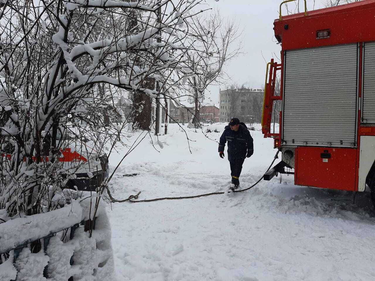 У Дніпрі рятувальники витягли зі снігового замету карету швидкої допомоги