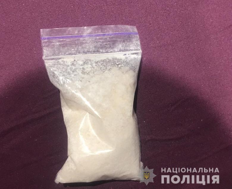 У Києві працівники поліції затримали чоловіка за виготовлення і збут наркотиків
