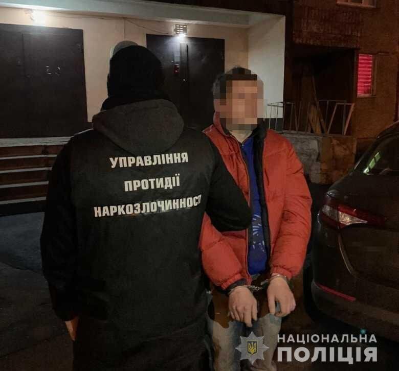 У Києві працівники поліції затримали чоловіка за виготовлення і збут наркотиків