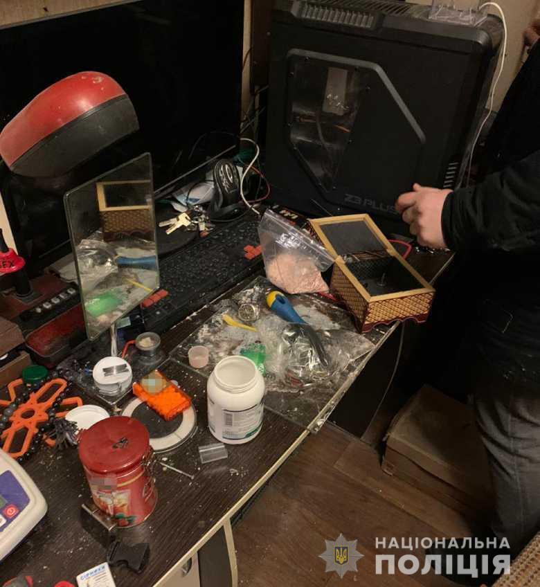 У Києві працівники поліції затримали чоловіка за виготовлення і збут наркотиків