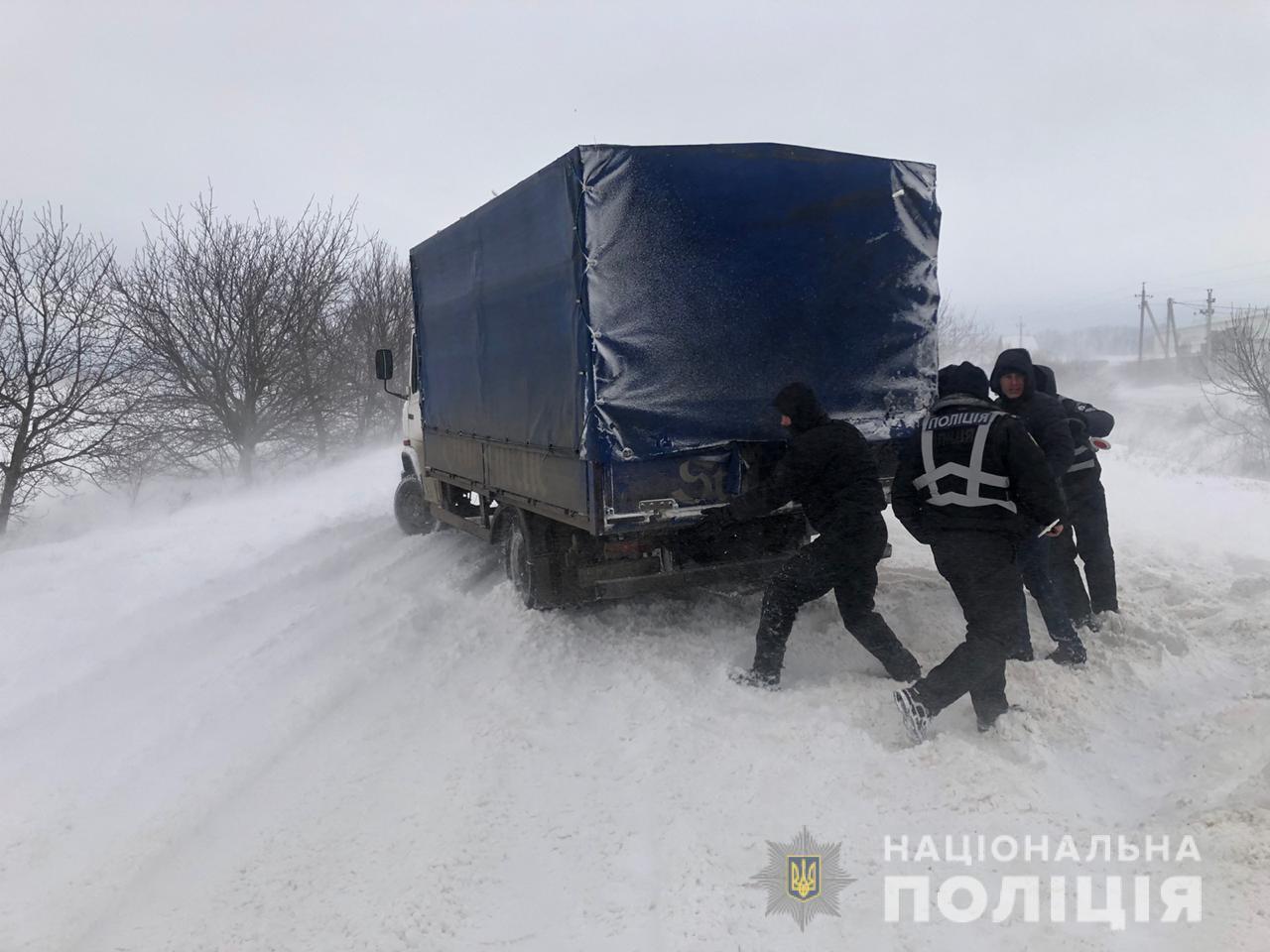 На дорогах Одещини поліцейські визволили зі снігового полону близько сімдесяти транспортних засобів