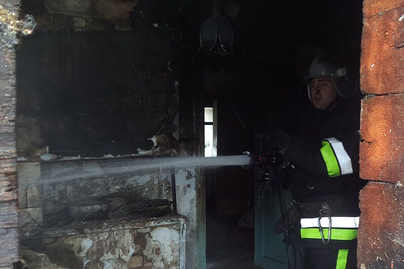 Минулої доби на Хмельниччині вогнеборцям довелося тричі приборкувати пожежі